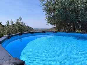 Una piscina con vistas despejadas del paisaje.
