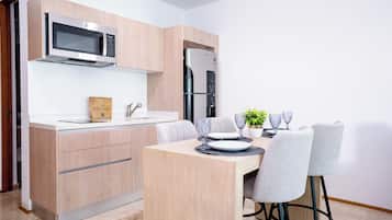 Comfort Studio, Balcony, City View | Private kitchenette | Fridge, microwave, coffee/tea maker, cookware/dishes/utensils