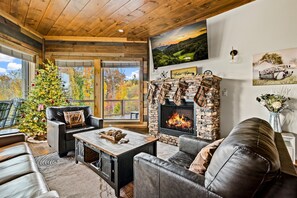 Televisor intel·ligent, llar de foc, videojocs i futbolí 