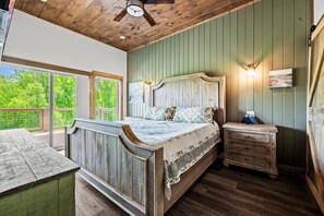 5 soverom, skrivebord, strykejern/-brett og reiseseng for barn