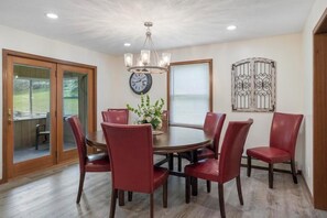 Dining - Newly Renovated Charlevoix Home Near Castle Farms - Events Welcome (Charlevoix)