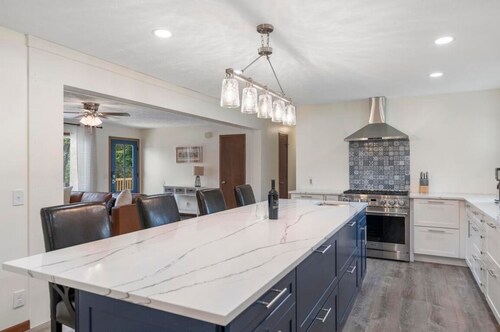 The Willow House - 3 bedroom home near Castle Farms - Events welcome!