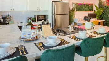 KylskÄp, mikrovÄgsugn, ugn och spishÀll