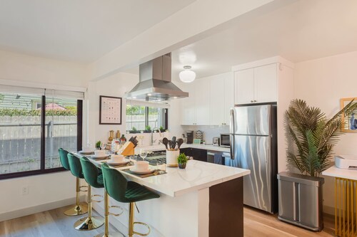 Chic Stay in the Heart of Hillcrest