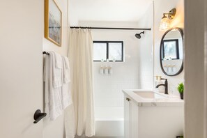 Shower, hair dryer, towels, shampoo - Chic Stay in the Heart of Hillcrest (San Diego)