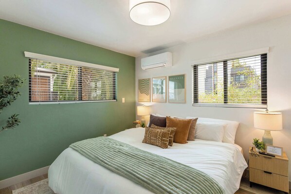 1 chambre, bureau, fer et planche à repasser, lit de bébé portatif