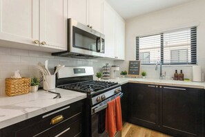 Réfrigérateur, four à micro-ondes, un four, surface de cuisson