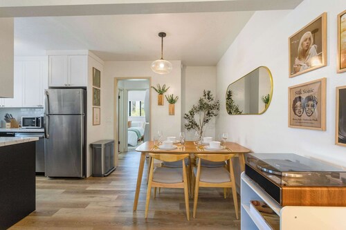 Clean, Modern, & Cozy Apartment