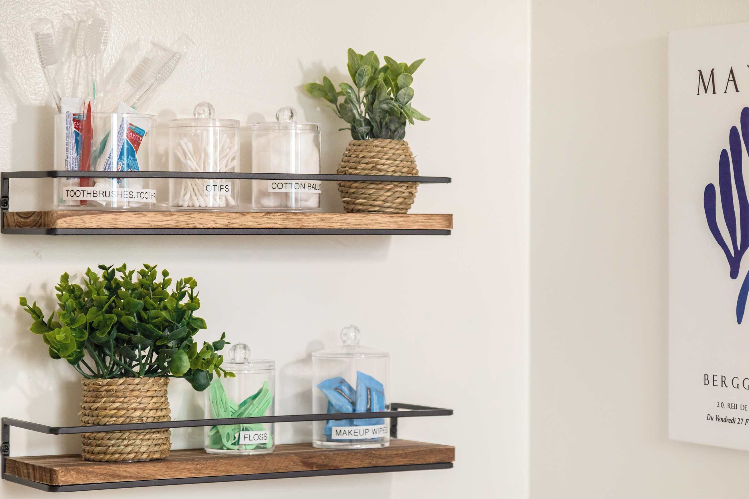 Dos repisas de madera con diversos artículos de aseo y plantas.