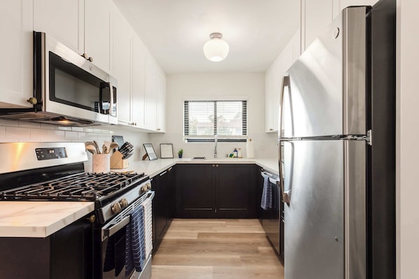 冷蔵庫、電子レンジ、オーブン、コンロ