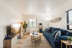 TV, offices - Cozy Coastal 1 Bedroom in Heart of Hillcrest (San Diego)