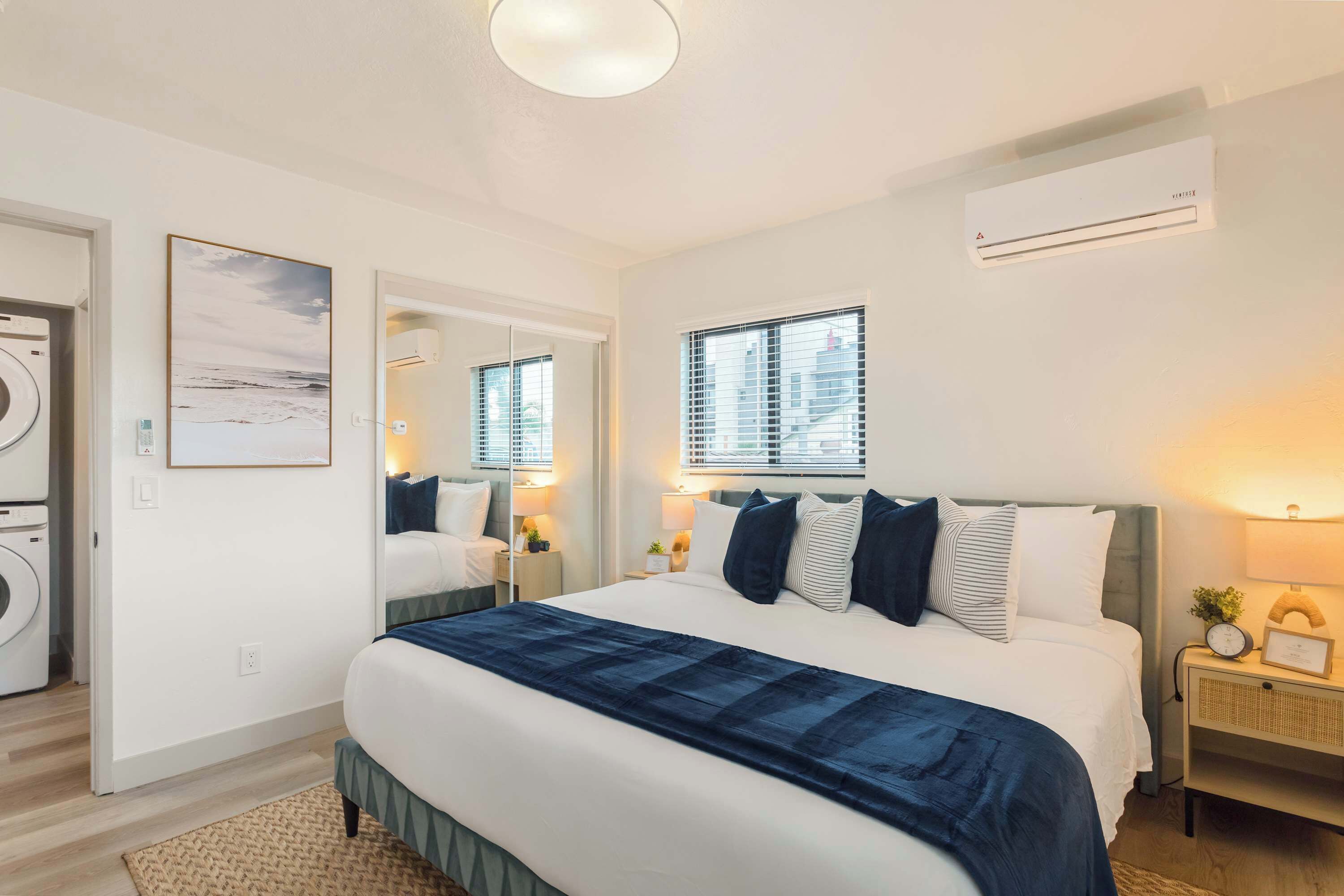 1 makuuhuone, työpöytä, silitysrauta/-lauta, vauvan matkasänky