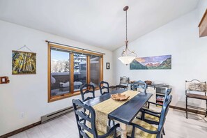 Condo, várias camas, lareira, vista para a montanha (Trail Ridge Retreat) | Opções para refeição