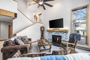 公寓客房, 多張床, 壁爐, 山景 (Trail Ridge Retreat) | 起居區