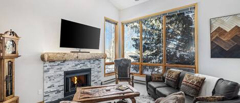 Apartment, Mehrere Betten, Kamin, Bergblick (Trail Ridge Retreat) | Wohnbereich