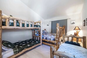 Condo, varias camas, chimenea, vista a la montaña (Trail Ridge Retreat) | 3 habitaciones, decoración personalizada y muebles diferentes 