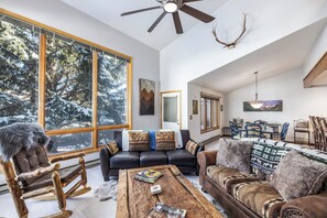 Apartment, Mehrere Betten, Kamin, Bergblick (Trail Ridge Retreat) | Wohnbereich
