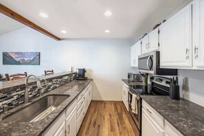 公寓客房, 多張床, 壁爐, 山景 (Trail Ridge Retreat) | 私人廚房