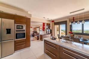 Fridge, microwave, oven, stovetop - Villa Zoe - With 72m² Pool (Ierapetra)