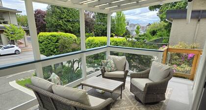 Furnished 1900sf 3bedr house in downtown Sidney one block from Ocean and shops