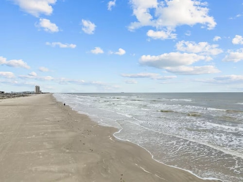 Island Time Getaway 3 bed 2 bath, couple of blocks from the beach,  dog friendly