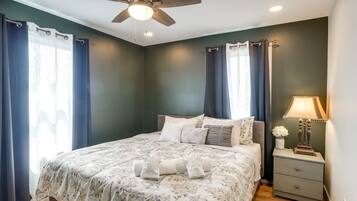 4 slaapkamers, een strijkplank/strijkijzer, wifi