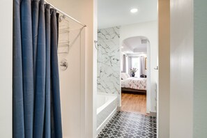 4 bedrooms, iron/ironing board, WiFi