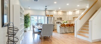 1 Mi to Downtown New Albany Home