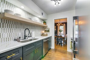 Fridge, microwave, dishwasher, coffee/tea maker - 6 Mi to Shelby Farms Park: Family Home in Memphis (Memphis)