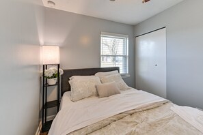 4 عدّة غرف نوم ومكواة/لوح كي وواي فاي وملاءات أسرّة