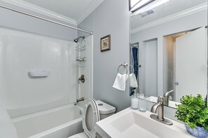 Douche, séchoir à cheveux, serviettes fournies