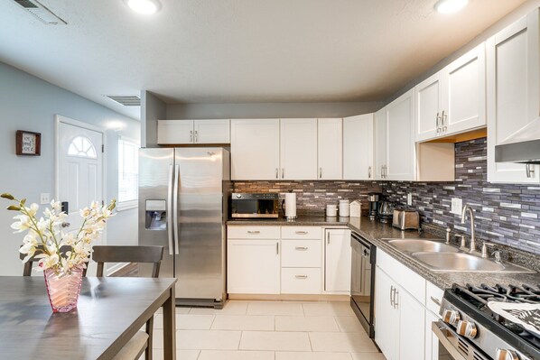 ثلاجة، ميكروويف، فرن، موقد طهي مسطح