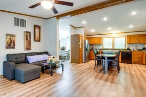 Een televisie, een open haard en een kantoor