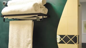 舒適雙人房 | 浴室 | 淋浴設備、毛巾、肥皂、洗髮精