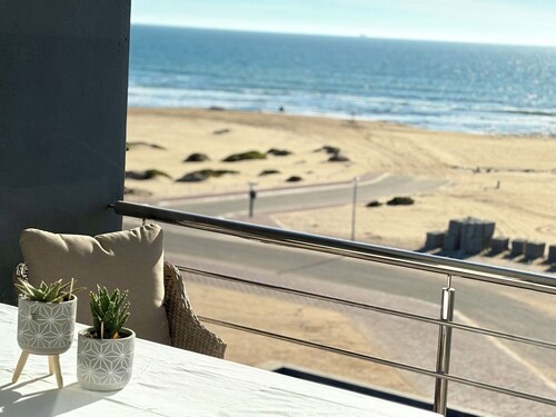 Stunning 2x Bedrooms Penthouse with Sea Views