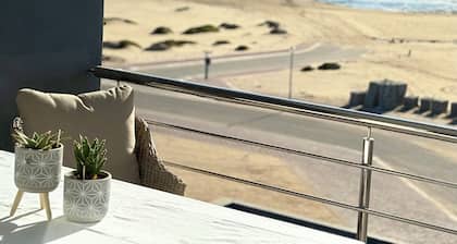 Stunning 2x Bedrooms Penthouse with Sea Views