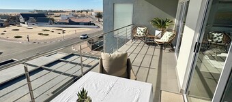 Stunning 2x Bedrooms Penthouse with Sea Views