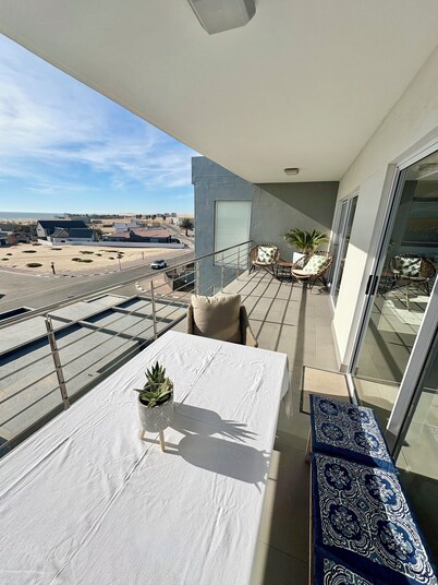 Stunning 2x Bedrooms Penthouse with Sea Views