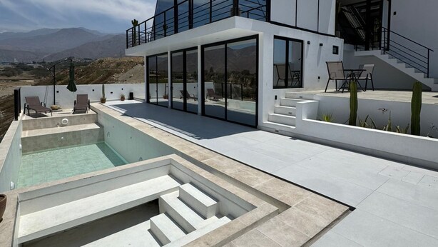 A modern house with a swimming pool, outdoor seating, and a view of mountains. - Only 30 min from Trujillo: Luxury retreat in the mountains ideal for disconnecting (Simbal)