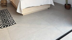 A modern bedroom with a large bed, a potted cactus, and a geometric rug. - Only 30 min from Trujillo: Luxury retreat in the mountains ideal for disconnecting (Simbal)