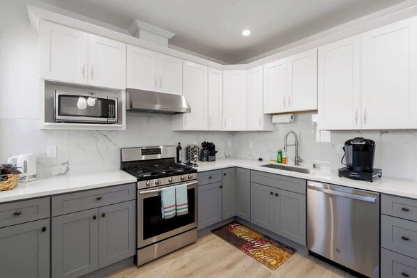 Fridge, microwave, oven, stovetop - Modern 2Bed 2Bath w/ parking in Excelsior District (San Francisco)