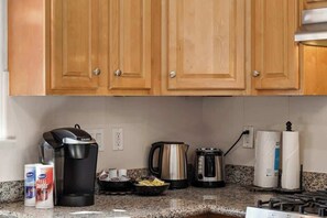 Refrigerador, microondas, parrilla de estufa y cafetera y tetera 