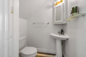 Shower, hair dryer - Spacious 3BR1.5 Bath 2nd Floor in San Francisco (San Francisco)