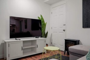 Televisor, llar de foc i oficines