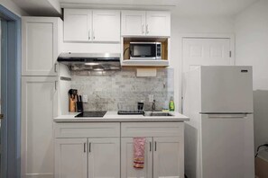 Geladeira, micro-ondas, cafeteira/chaleira