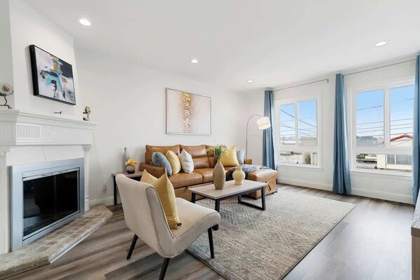 TV, offices - Stunning 2BR w/ 1BA Home near BART (Daly City)
