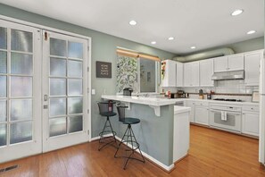 Fridge, microwave, oven, stovetop - Silver Terrace Gem Stunning Spacious 2BR Residence (San Francisco)