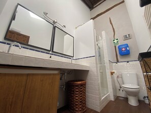 Een douche, een haardroger, handdoeken, zeep