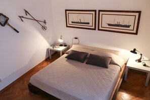 2 bedrooms, iron/ironing board, WiFi