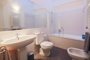 Douche, séchoir à cheveux, bidet